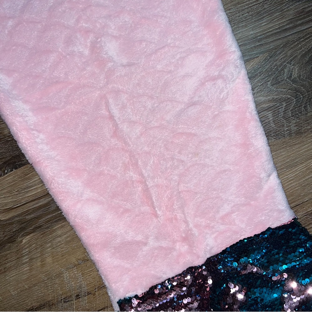 Modern Kids Pink Mermaid Tail Blanket with Sequin Fin - Picture 4 of 9